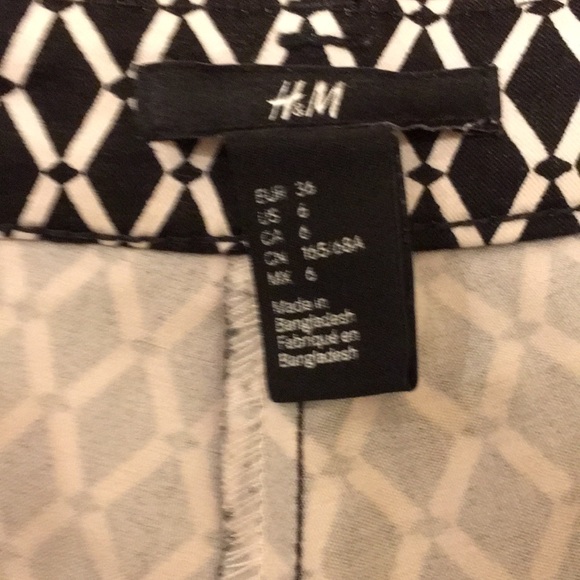 ❤️❤️Black & White H&M geometric capri pants - size 6 - Picture 2 of 5